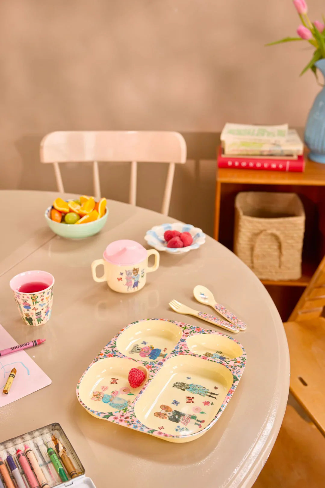 Tavola apparecchiata con piatti e bicchieri in melamina colorata Rice per bambini