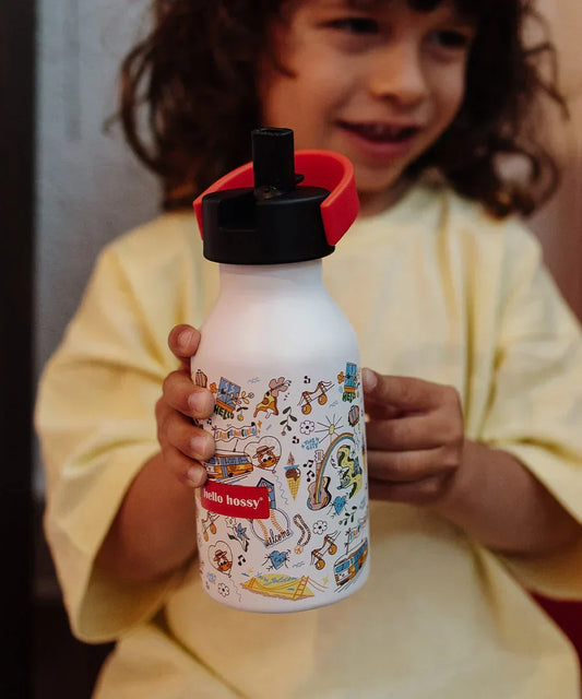 Bambino con borraccia Hello Hossy colorata, perfetta per scuola e attività all’aperto