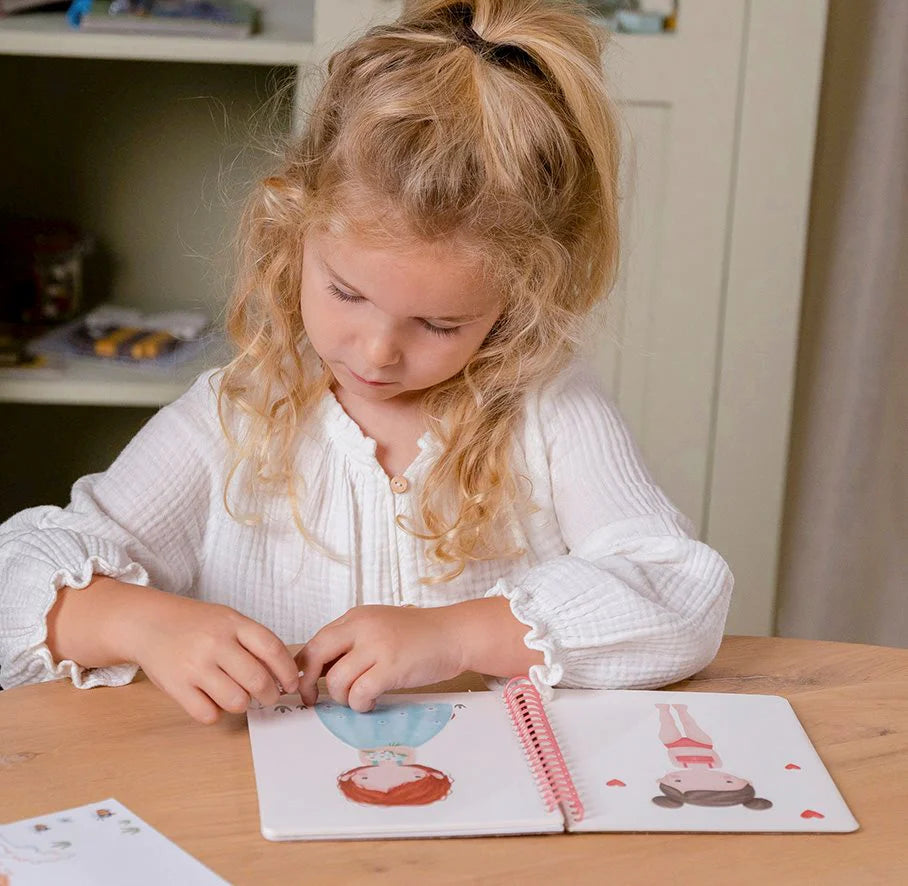 Little Dutch – Libro "Dress Me Up" con Stickers – Rosa - Apple Pie