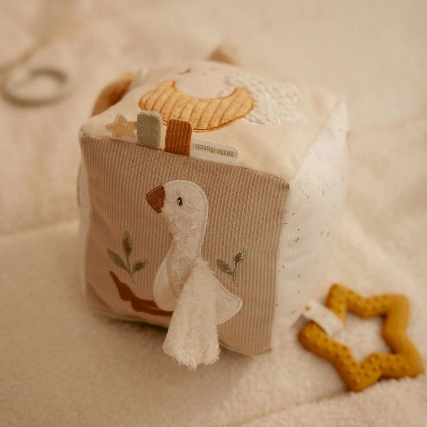 Little Dutch – Cubo attività in tessuto Beige – Newborn Naturals