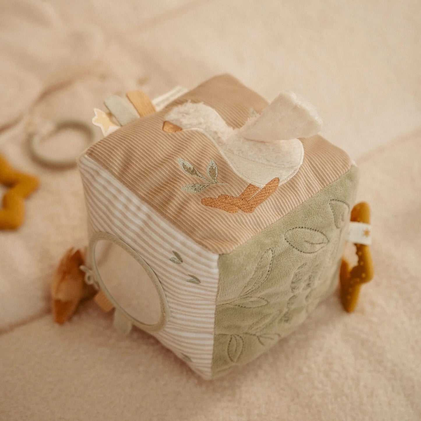 Little Dutch – Cubo attività in tessuto Beige – Newborn Naturals