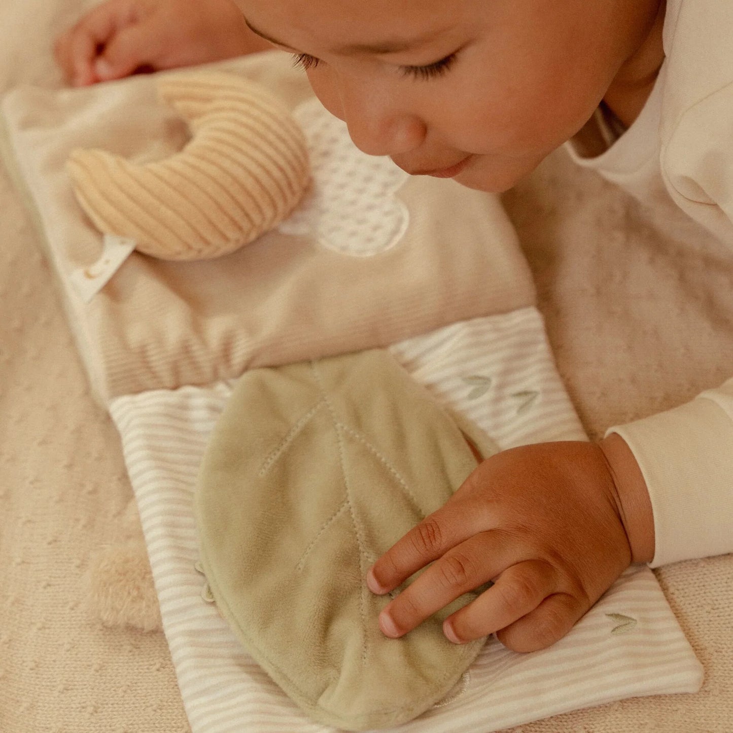 Little Dutch Activity Booklet Beige – Newborn Naturals