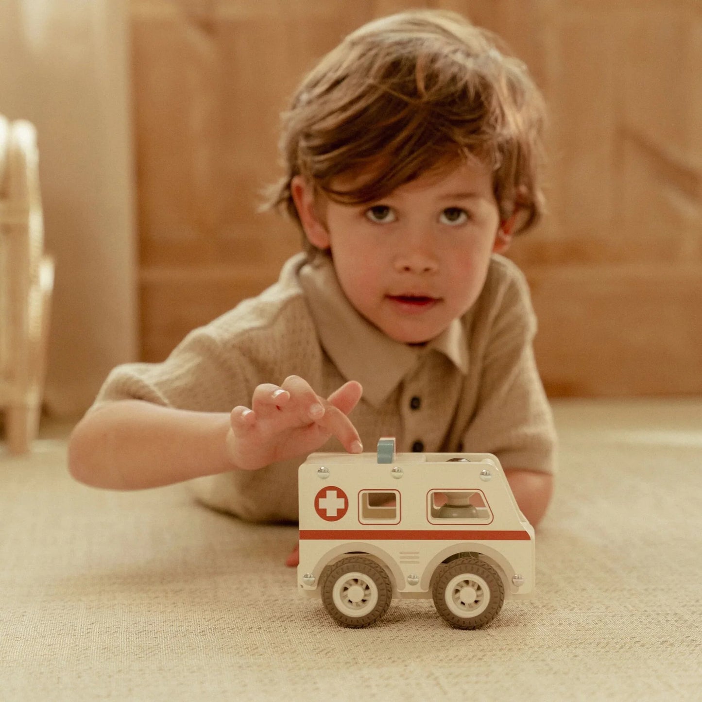 Little Dutch – Ambulanza in legno bianca con personaggio – Essentials