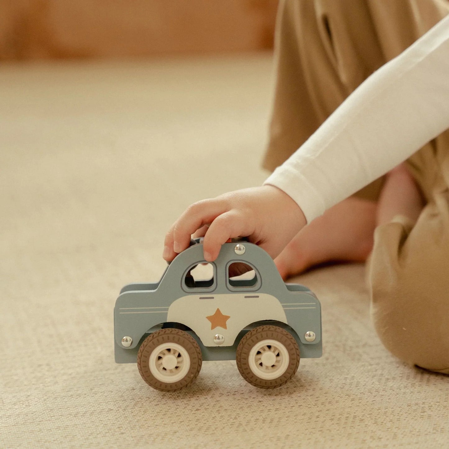 Little Dutch – Macchina della polizia in legno blu con personaggio – Essentials