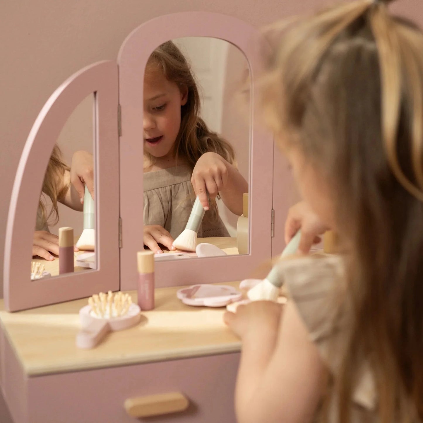 Little Dutch – Tavolino Trucco in Legno Rosa (con Accessori)