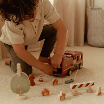 Little Dutch – Camion dei pompieri in legno rosso con accessori – Essentials