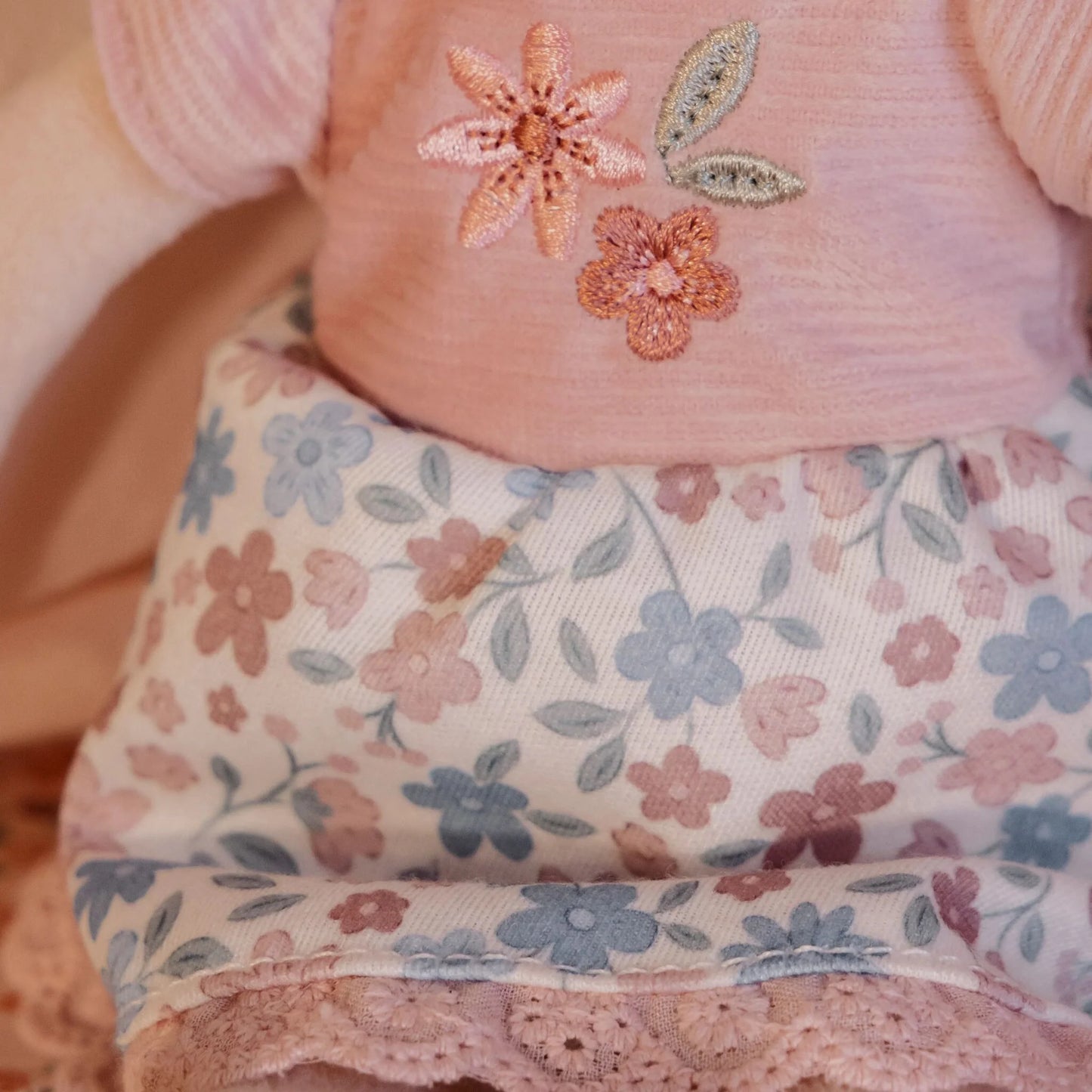 Bambola Rosa Little Dutch 35 cm – Bambola Morbida per Bambini con Vestitino Floreale