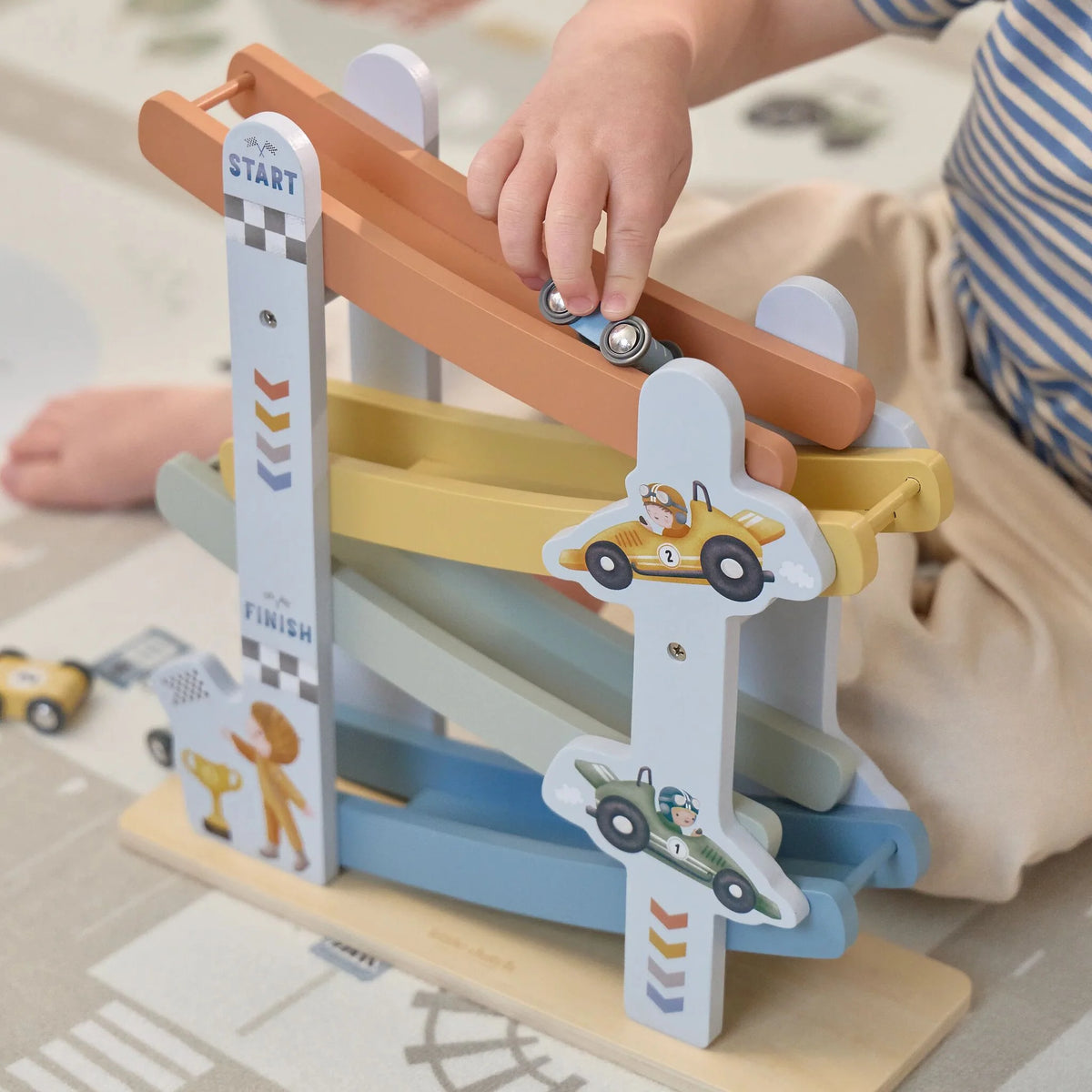 Bambino gioca con pista macchinine in legno Little Dutch