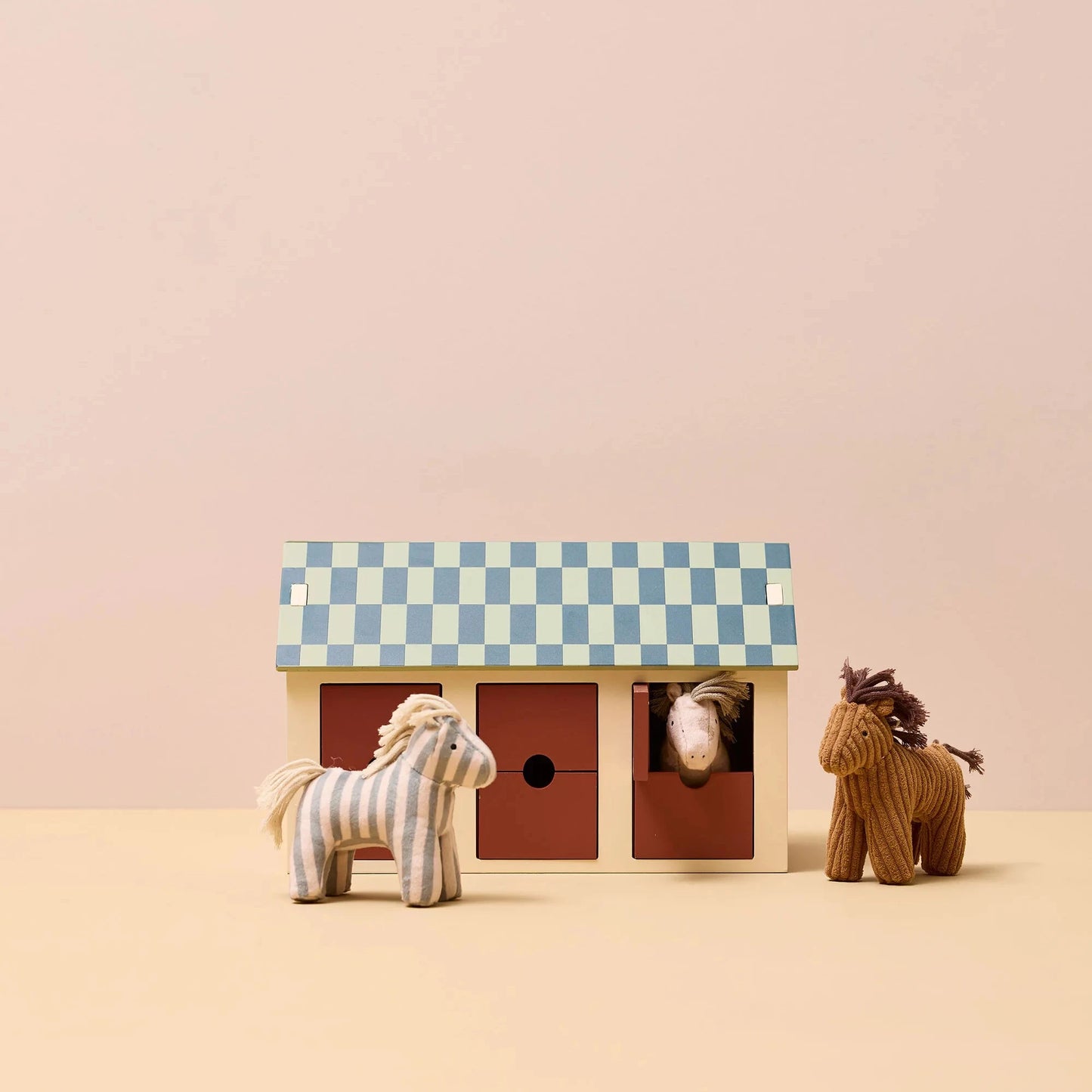 Kid’s Concept Stalla con Cavalli in legno FSC con 3 cavallini tessili (Sam, Dotty e Vera) – 31 cm