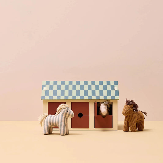 Kid’s Concept Stalla con Cavalli in legno FSC con 3 cavallini tessili (Sam, Dotty e Vera) – 31 cm