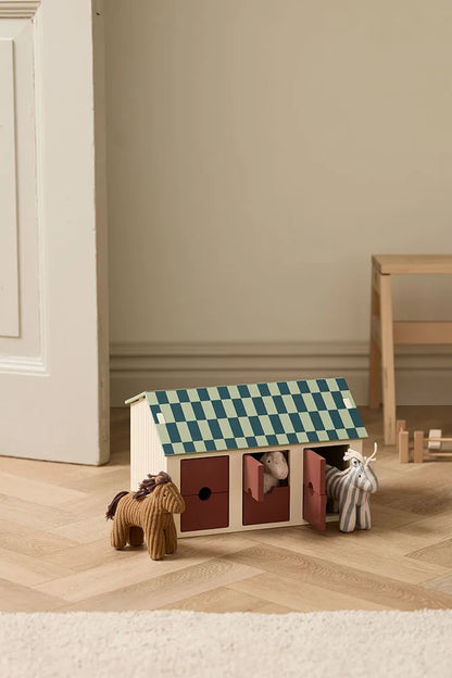 Kid’s Concept Stalla con Cavalli in legno FSC con 3 cavallini tessili (Sam, Dotty e Vera) – 31 cm