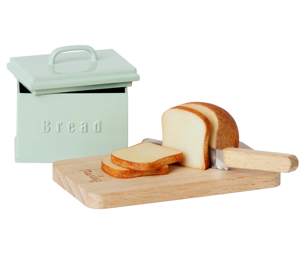 Maileg portapane in miniatura verde menta con pane a fette, tagliere in legno e coltello