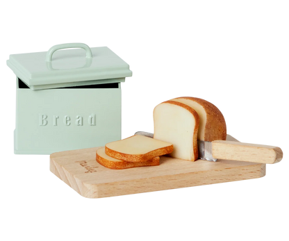 Maileg portapane in miniatura verde menta con pane a fette, tagliere in legno e coltello