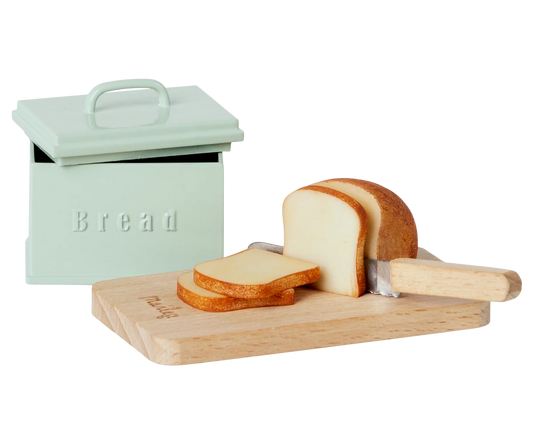 Maileg portapane in miniatura verde menta con pane a fette, tagliere in legno e coltello