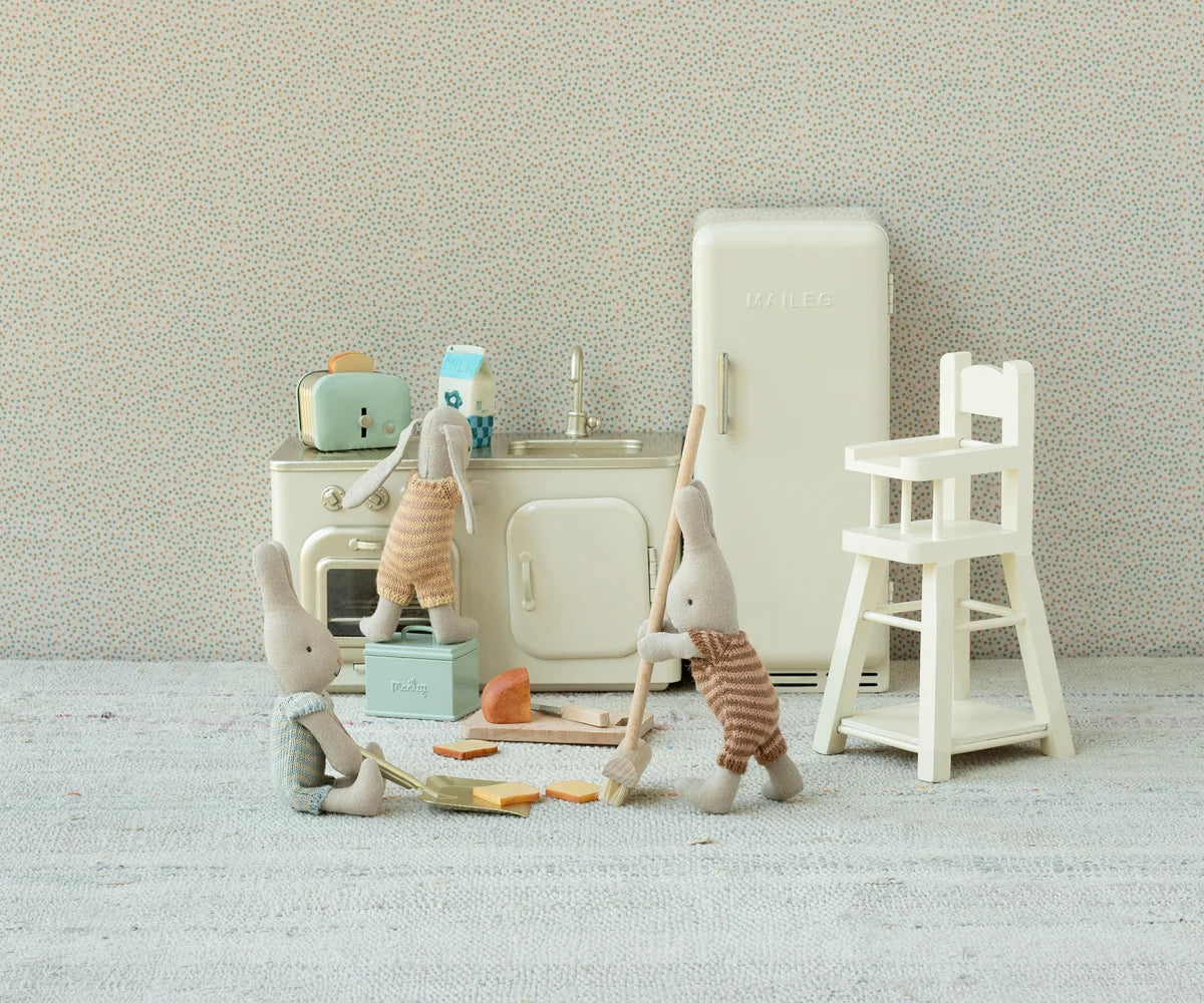 Set cucina Maileg con scatola del pane, tagliere, coltello e fette di pane in miniatura