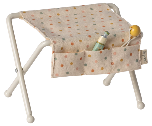 Fasciatoio Maileg Baby Mouse off white con tasche e accessori