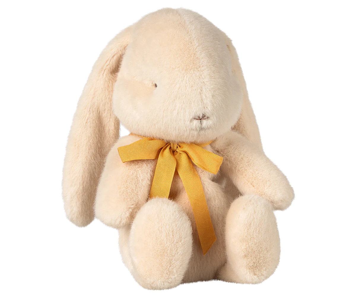 Coniglietto di peluche Maileg piccolo colore crema con fiocco al collo su sfondo bianco