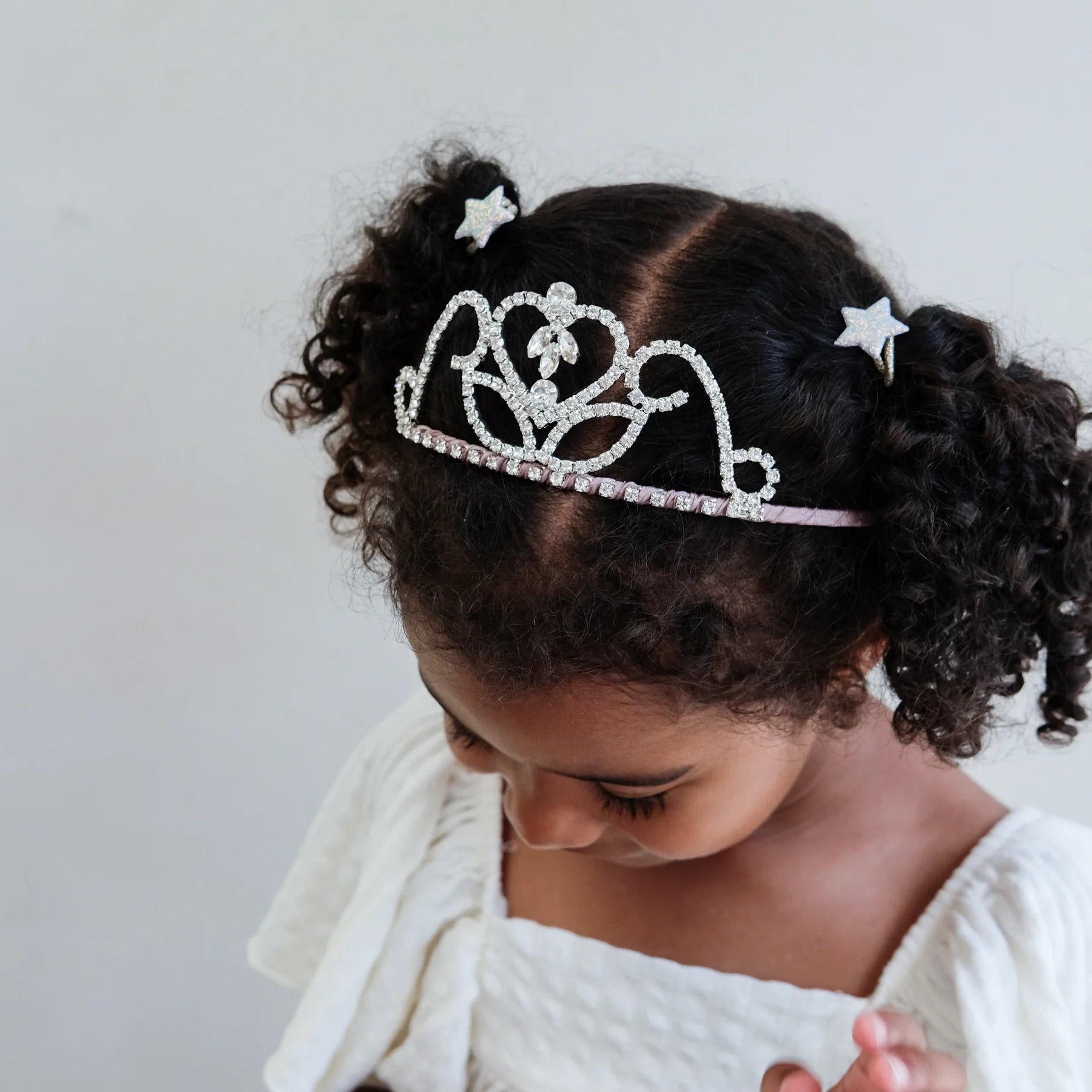 Bambina con Tiara Principessa Classica Mimi & Lula indossata per festa o compleanno