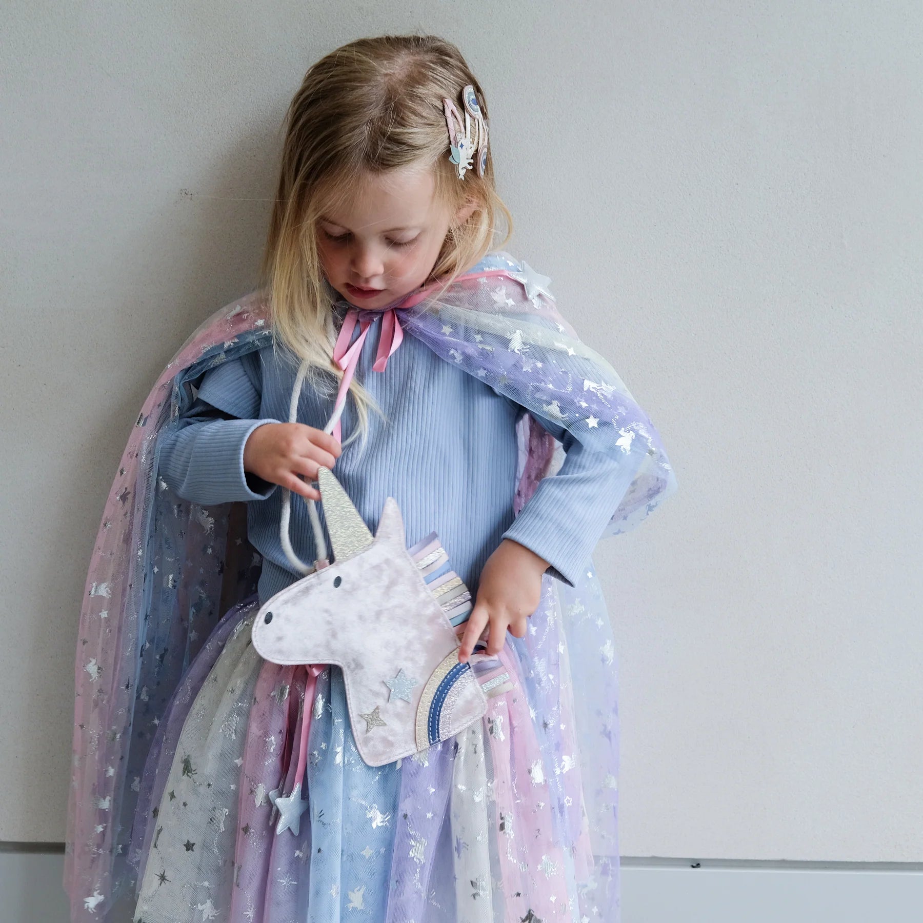 bambina con borsa unicorno Mimi & Lula in velluto con tracolla regolabile