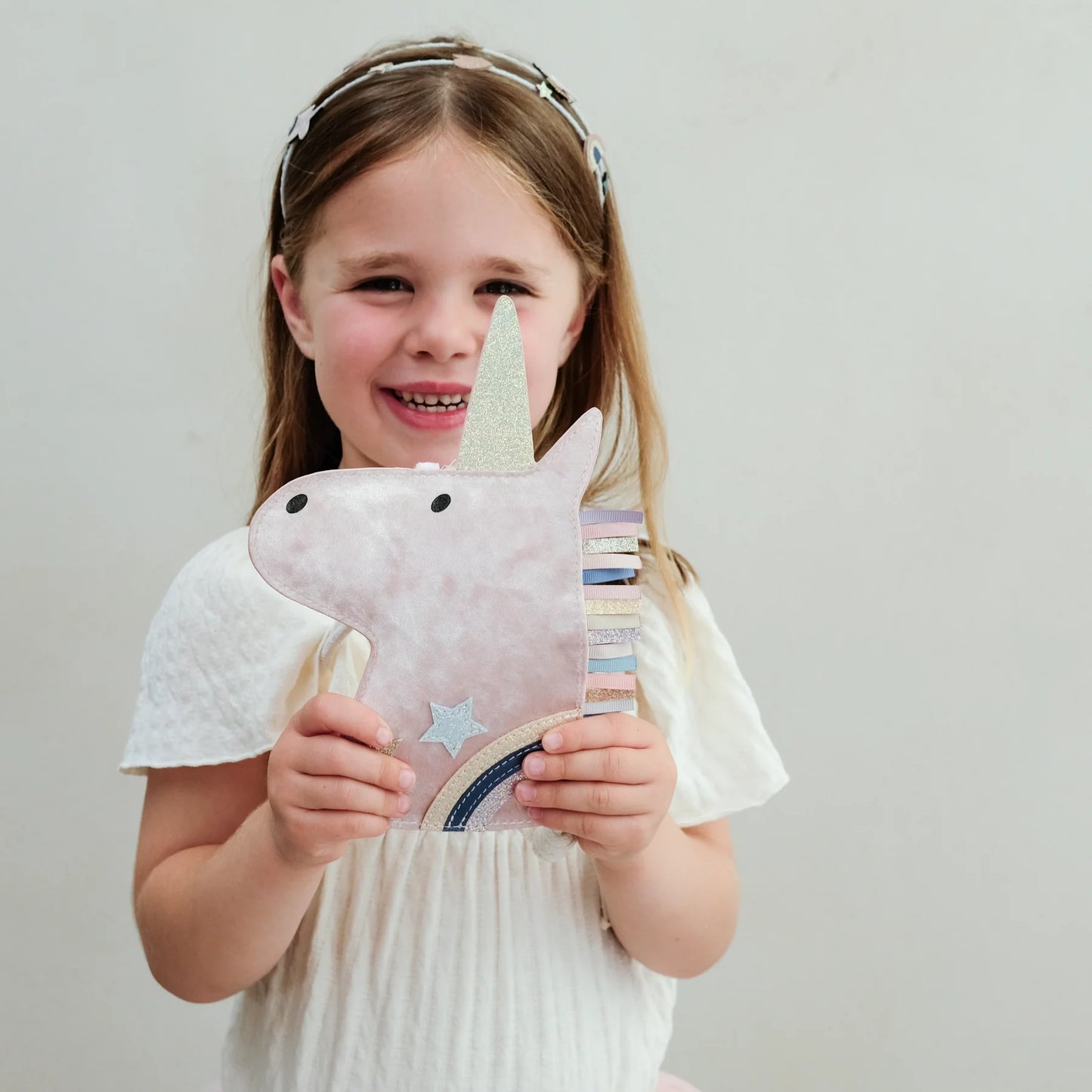 Mimi & Lula – Borsa unicorno in velluto con corno glitter e criniera arcobaleno