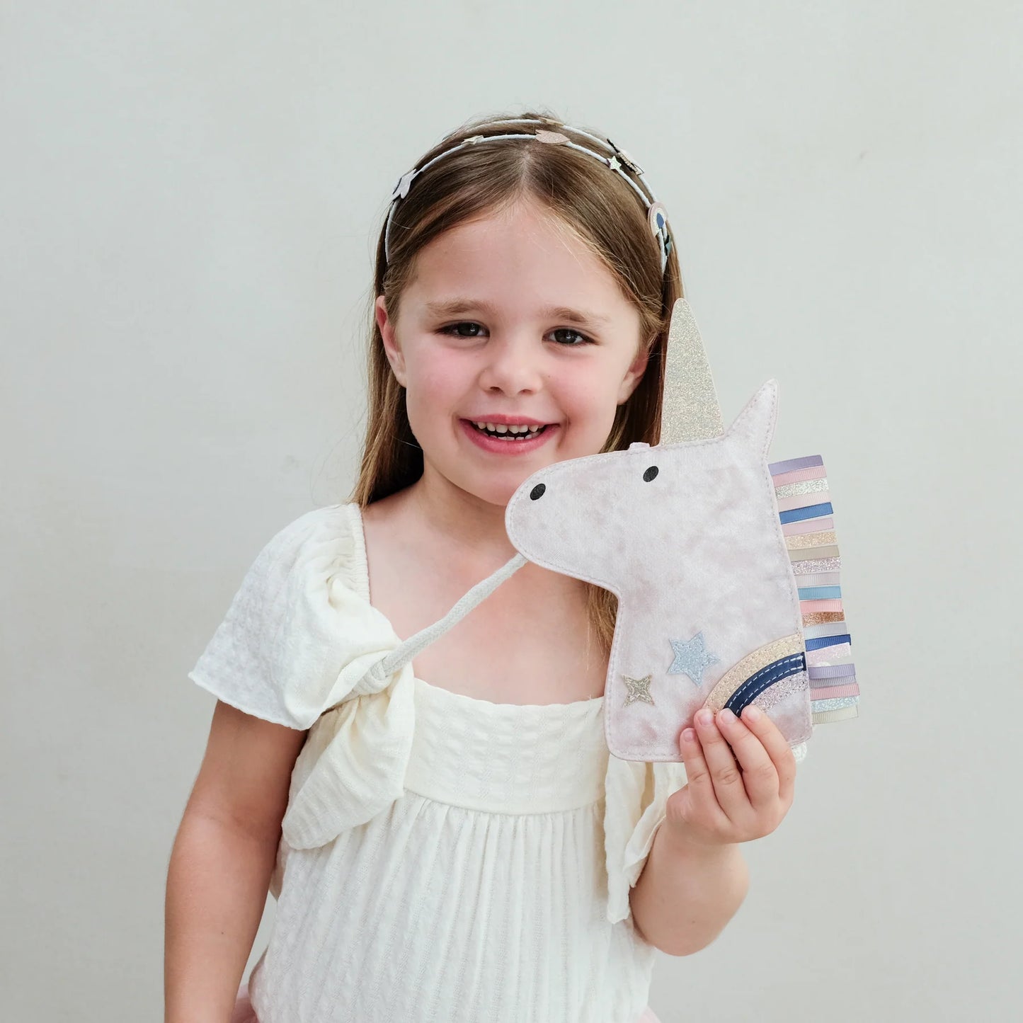 Mimi & Lula – Borsa unicorno in velluto con corno glitter e criniera arcobaleno