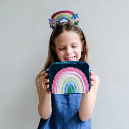 Mimi & Lula – Borsa arcobaleno in velluto Radiant Rainbow