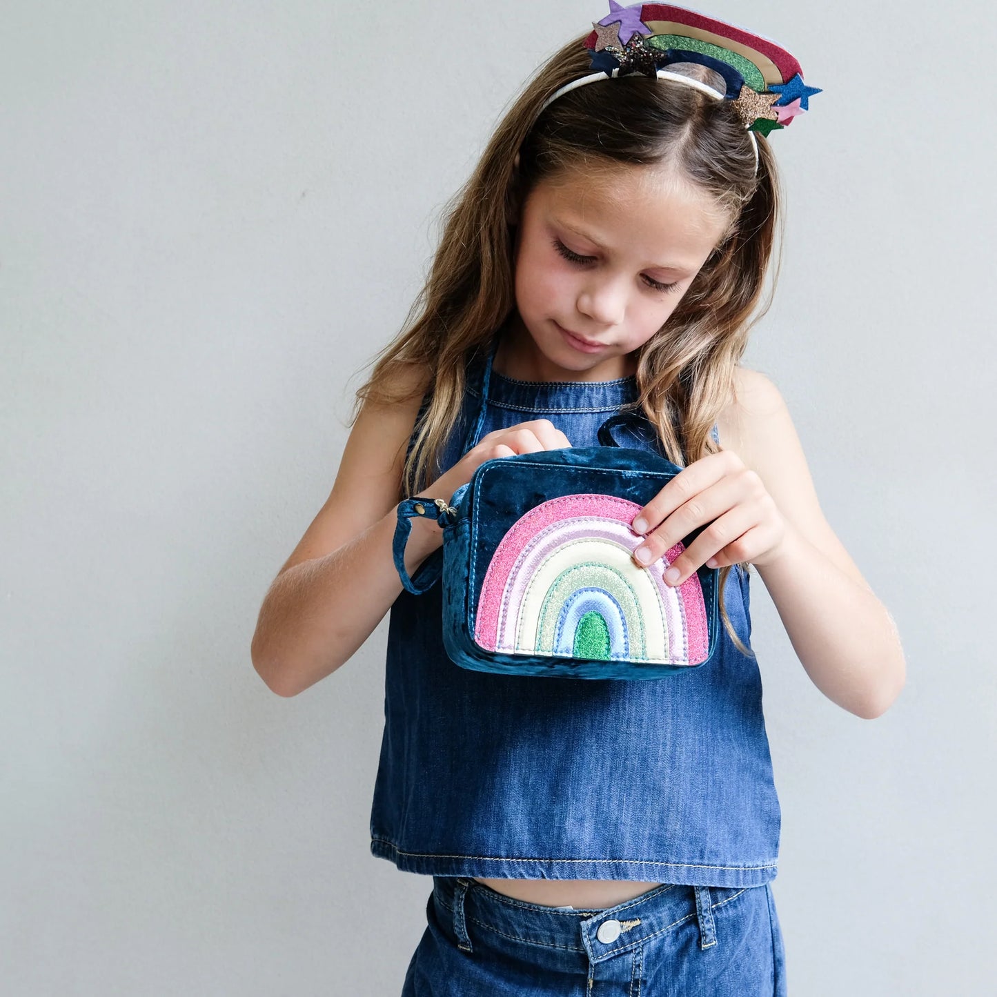 Mimi & Lula – Borsa arcobaleno in velluto Radiant Rainbow