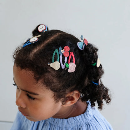 Bambina che indossa le mollette capelli Mimi & Lula Fruity Mini Clic Clacs con frutti colorati