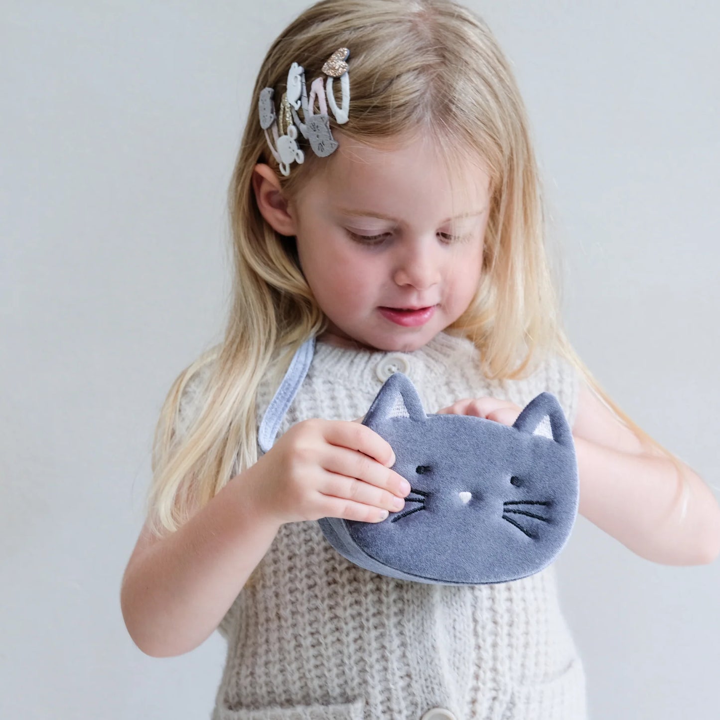 Bambina con borsa Mimi & Lula Kitty Cat Bag in velluto grigio con musetto ricamato