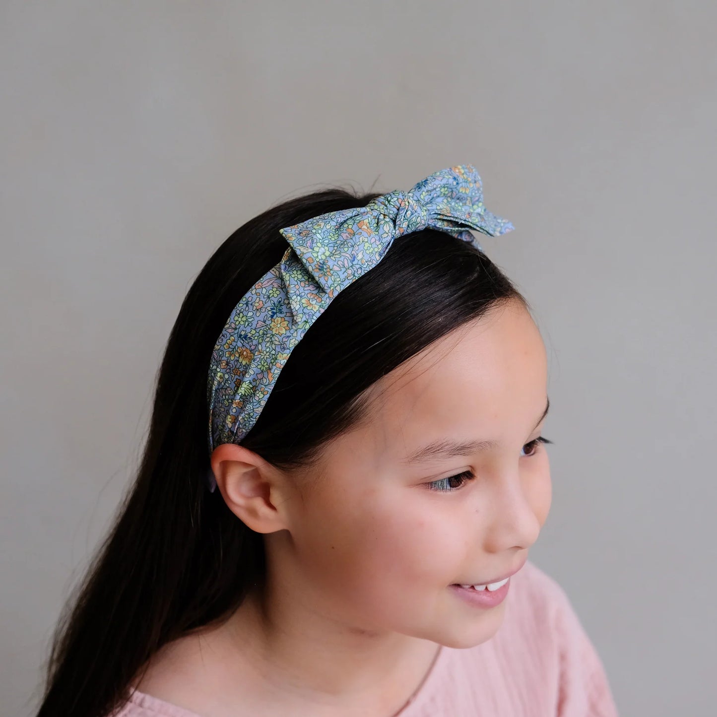 Cerchietto floreale blu Mimi & Lula indossato da bambina