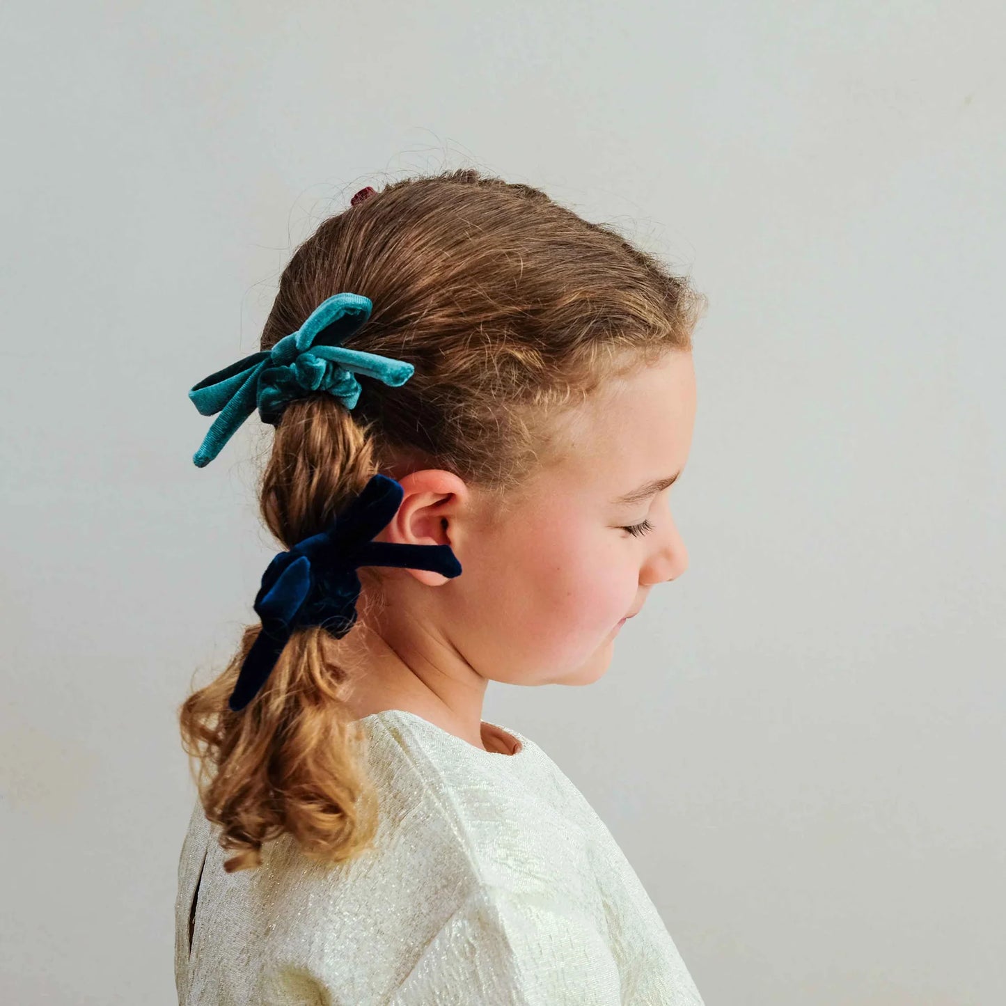 Mimi & Lula – 4 Scrunchies in Velluto Blackberry con Fiocco