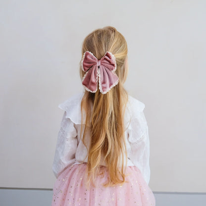 Bambina con maxi fiocco rosa in velluto Mimi & Lula