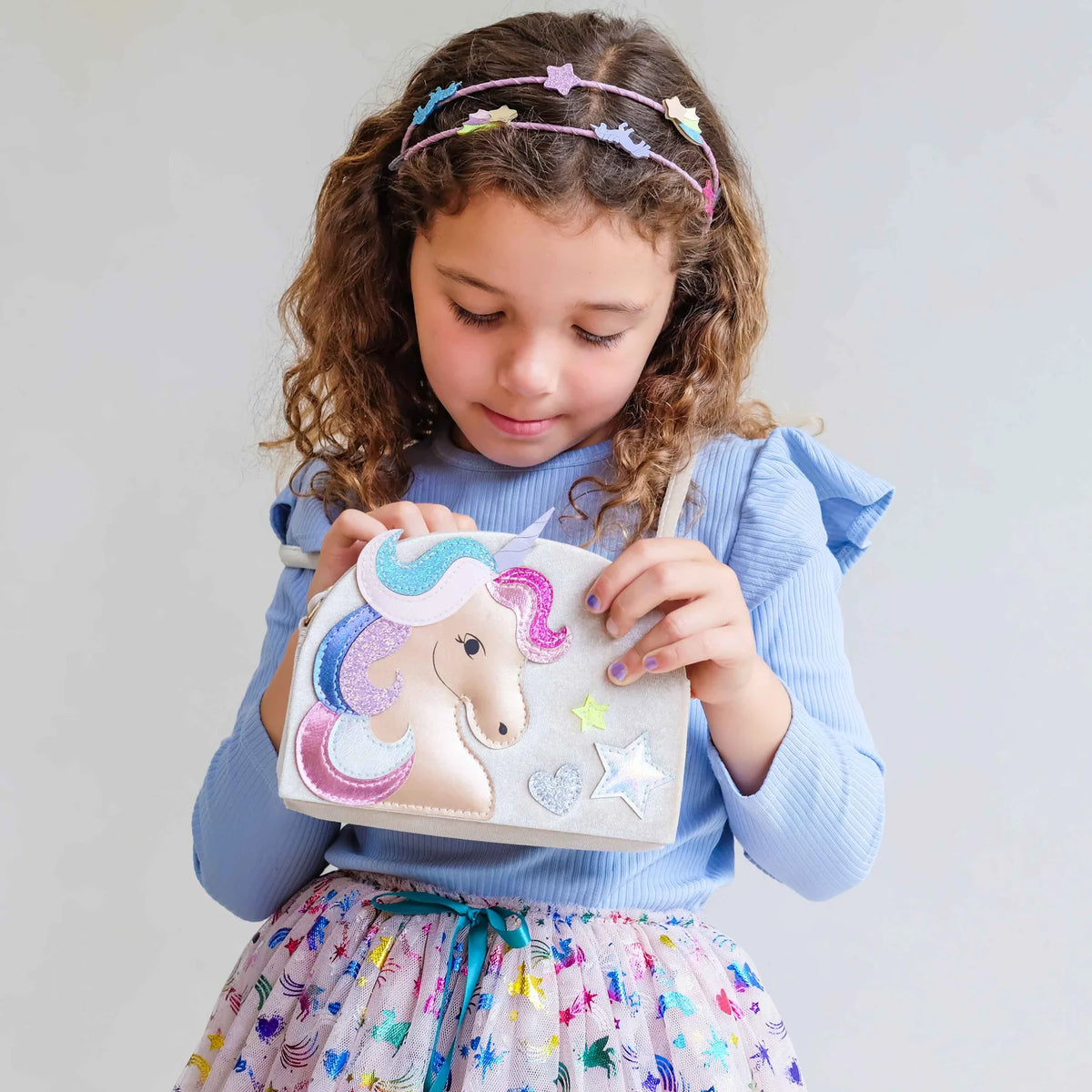 Bambina con borsetta a tracolla unicorno Mimi & Lula