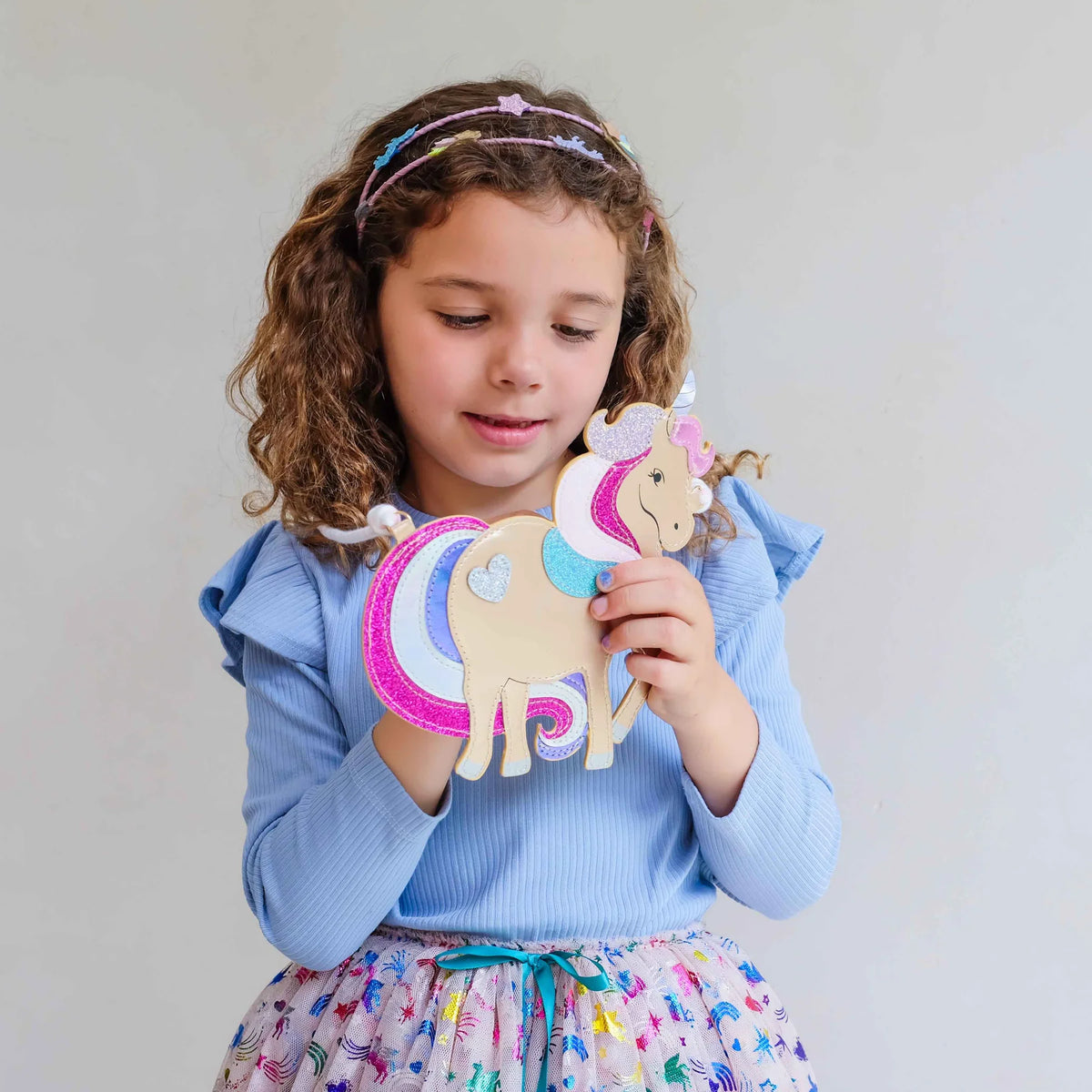Bambina con borsetta unicorno a tracolla Mimi & Lula
