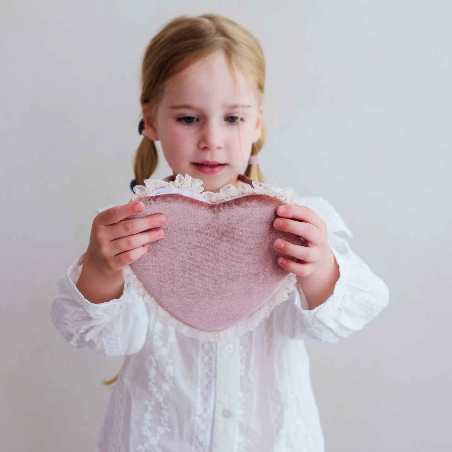 Bambina con borsetta cuore rosa a tracolla Mimi & Lula