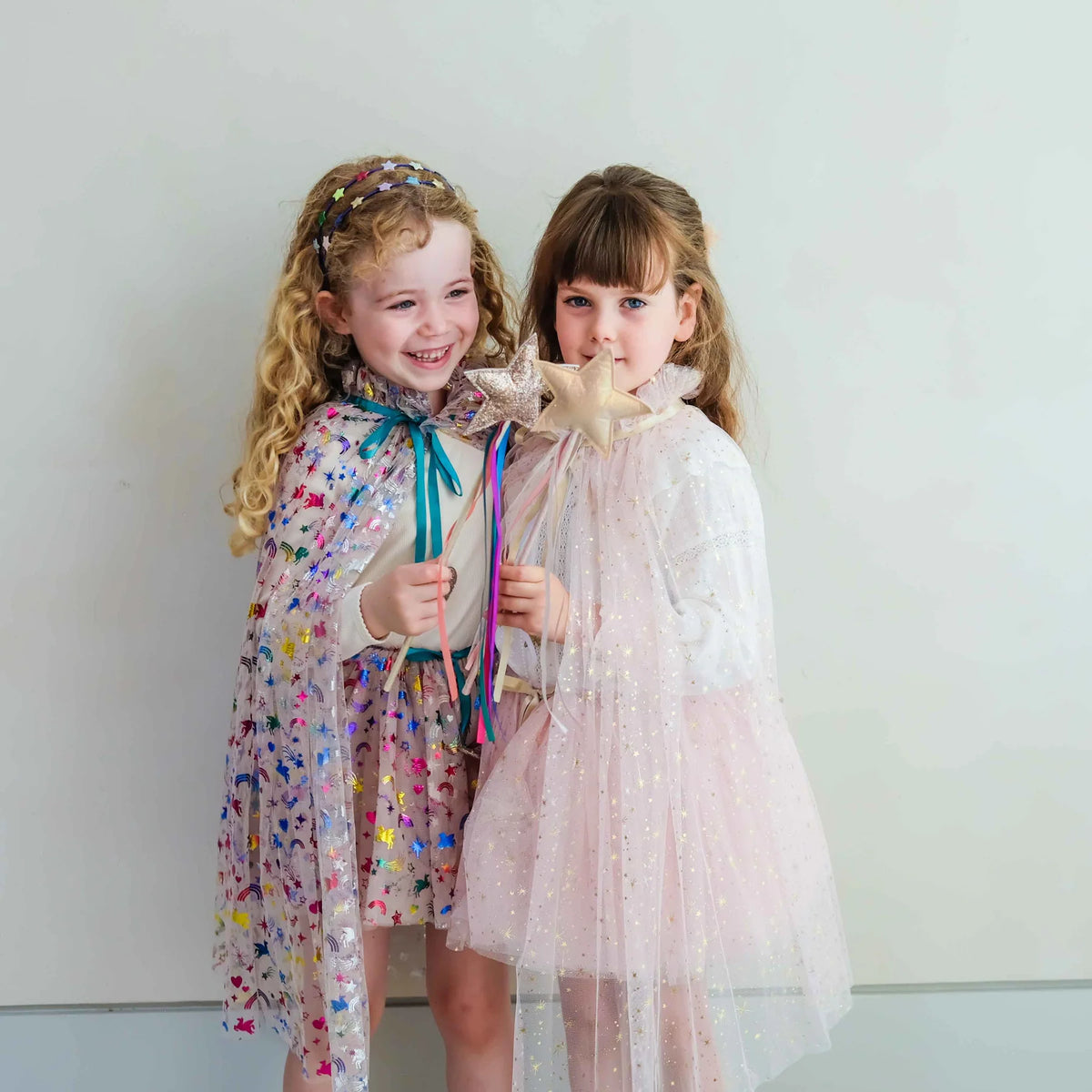 Bambina con bacchetta da fata Mimi & Lula con nastri colorati