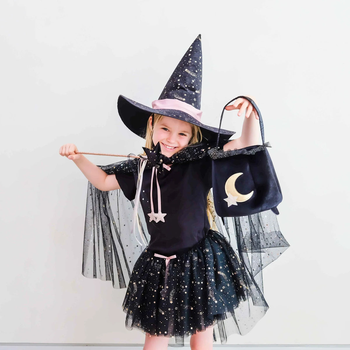 Costume da strega bambina con mantello in tulle nero a stelle