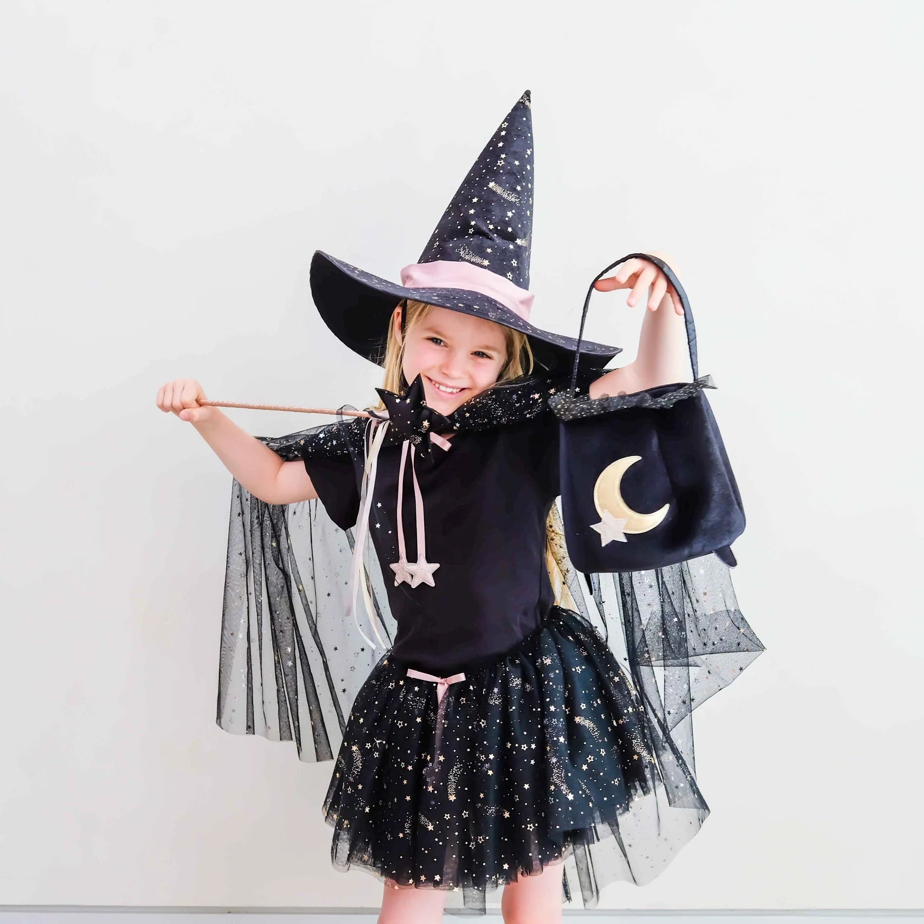 Costume da strega bambina con mantello in tulle nero a stelle