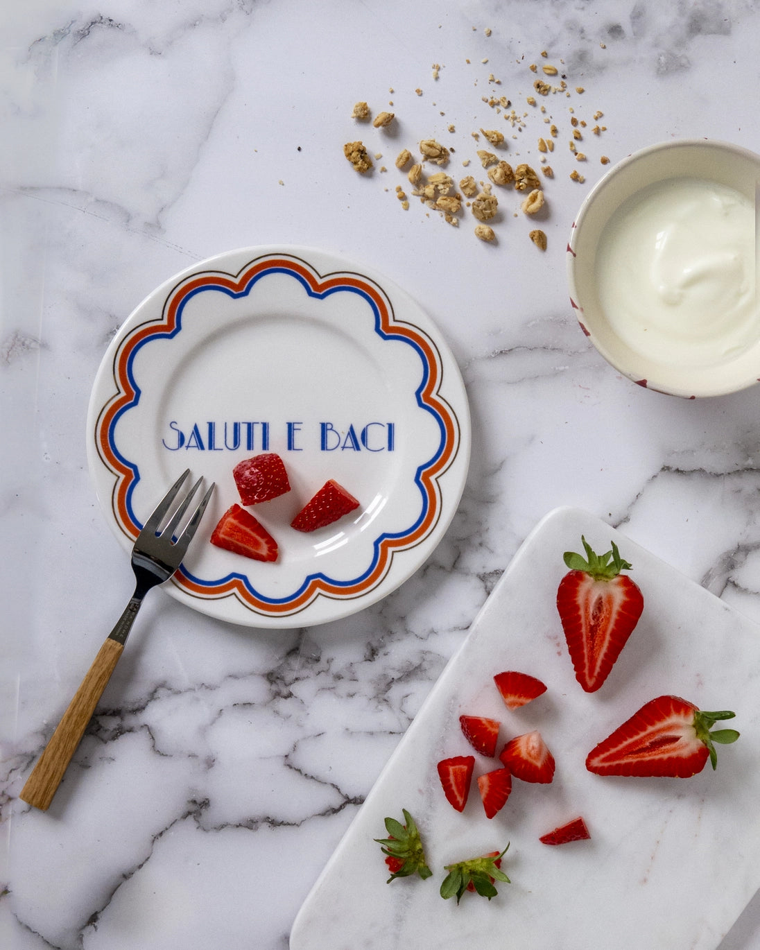 Piatto in Porcellana “Saluti e Baci” – Ilaria I · Ø16cm · Made in Italy