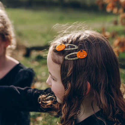 Bambina con fermagli Rockahula Little Pumpkin Clips nei capelli durante la festa di Halloween