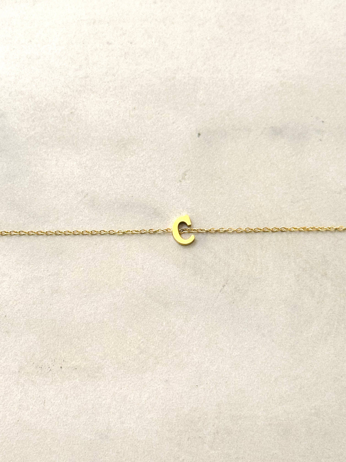 Cassette – Bracciale Minimal con Iniziale in Acciaio Inossidabile