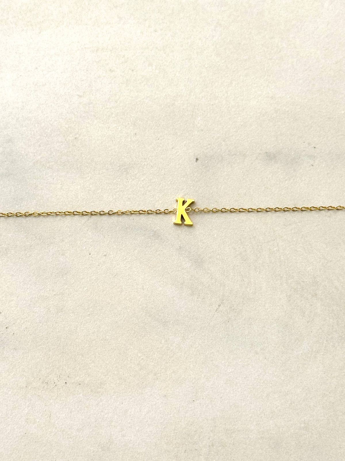 Cassette – Bracciale Minimal con Iniziale in Acciaio Inossidabile