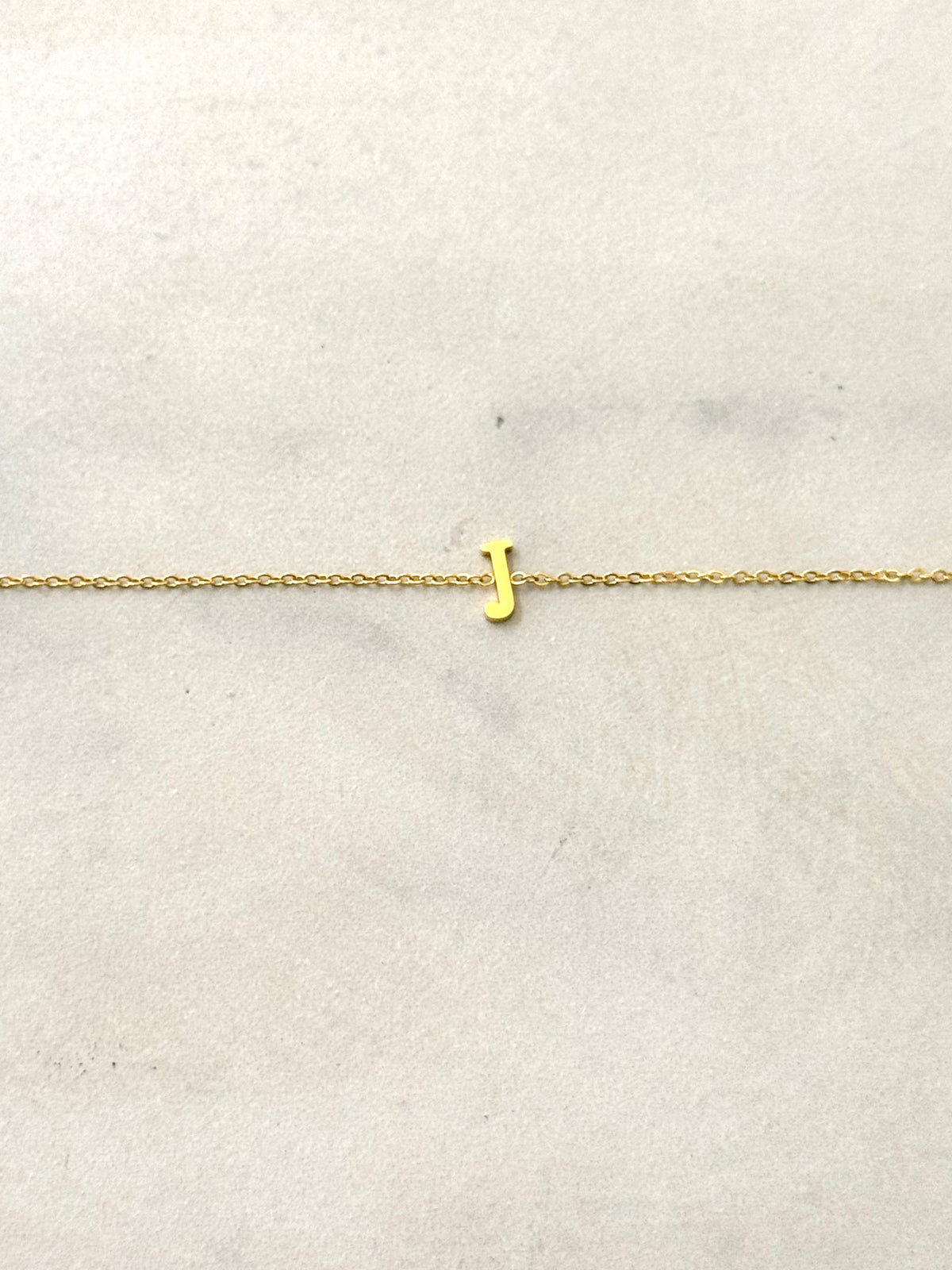Cassette – Bracciale Minimal con Iniziale in Acciaio Inossidabile