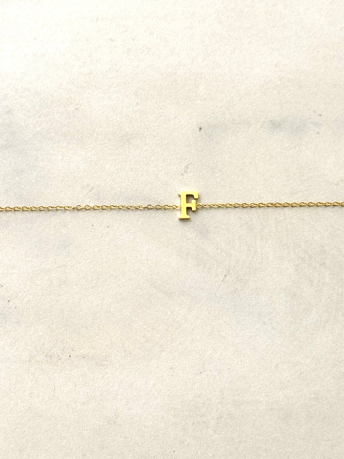 Cassette – Bracciale Minimal con Iniziale in Acciaio Inossidabile