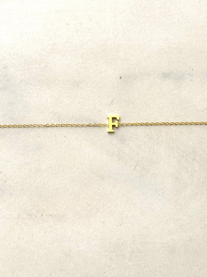 Cassette – Bracciale Minimal con Iniziale in Acciaio Inossidabile