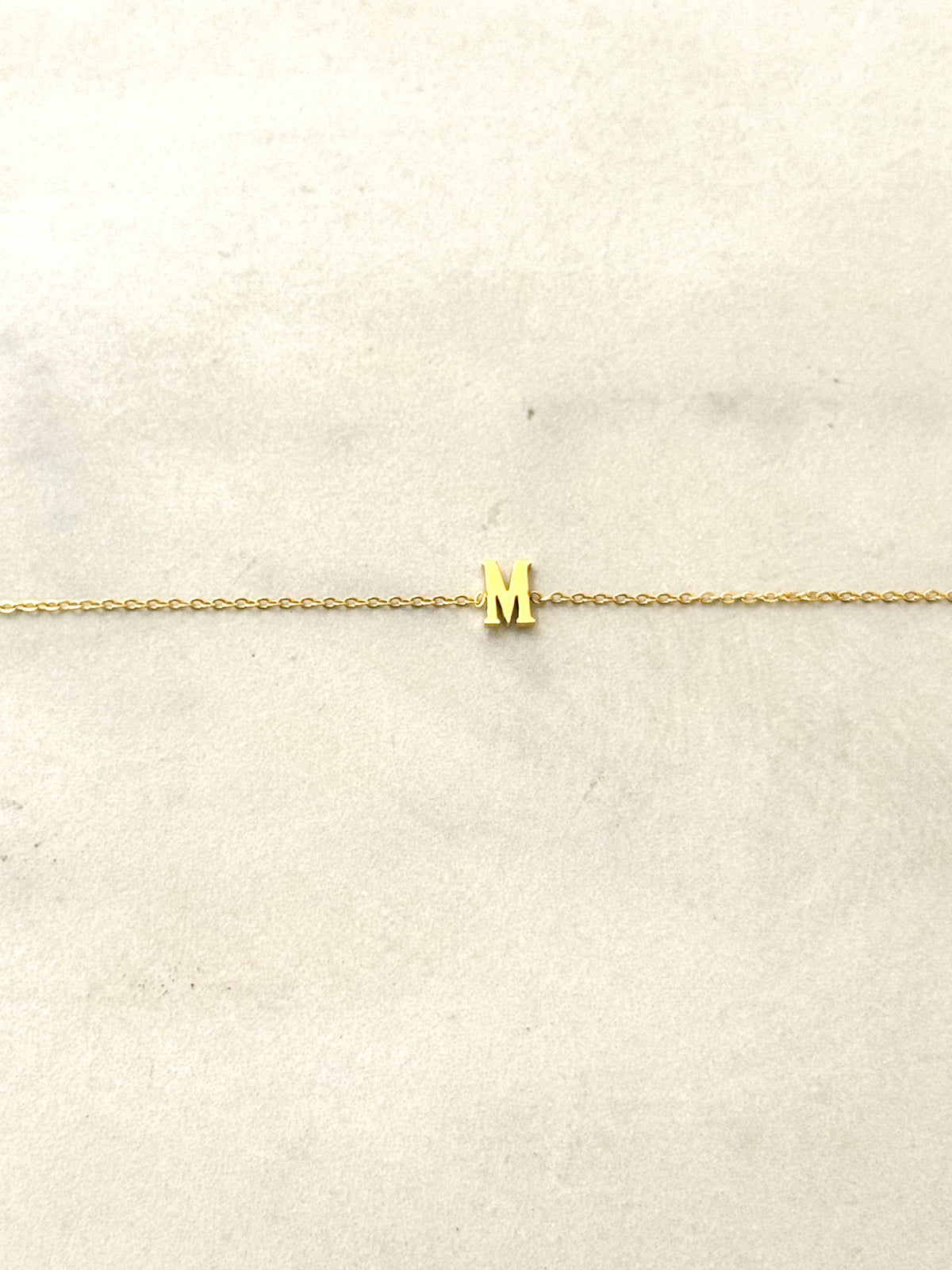 Cassette – Bracciale Minimal con Iniziale in Acciaio Inossidabile