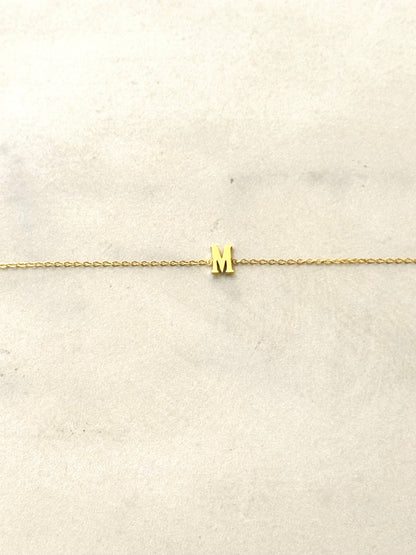 Cassette – Bracciale Minimal con Iniziale in Acciaio Inossidabile