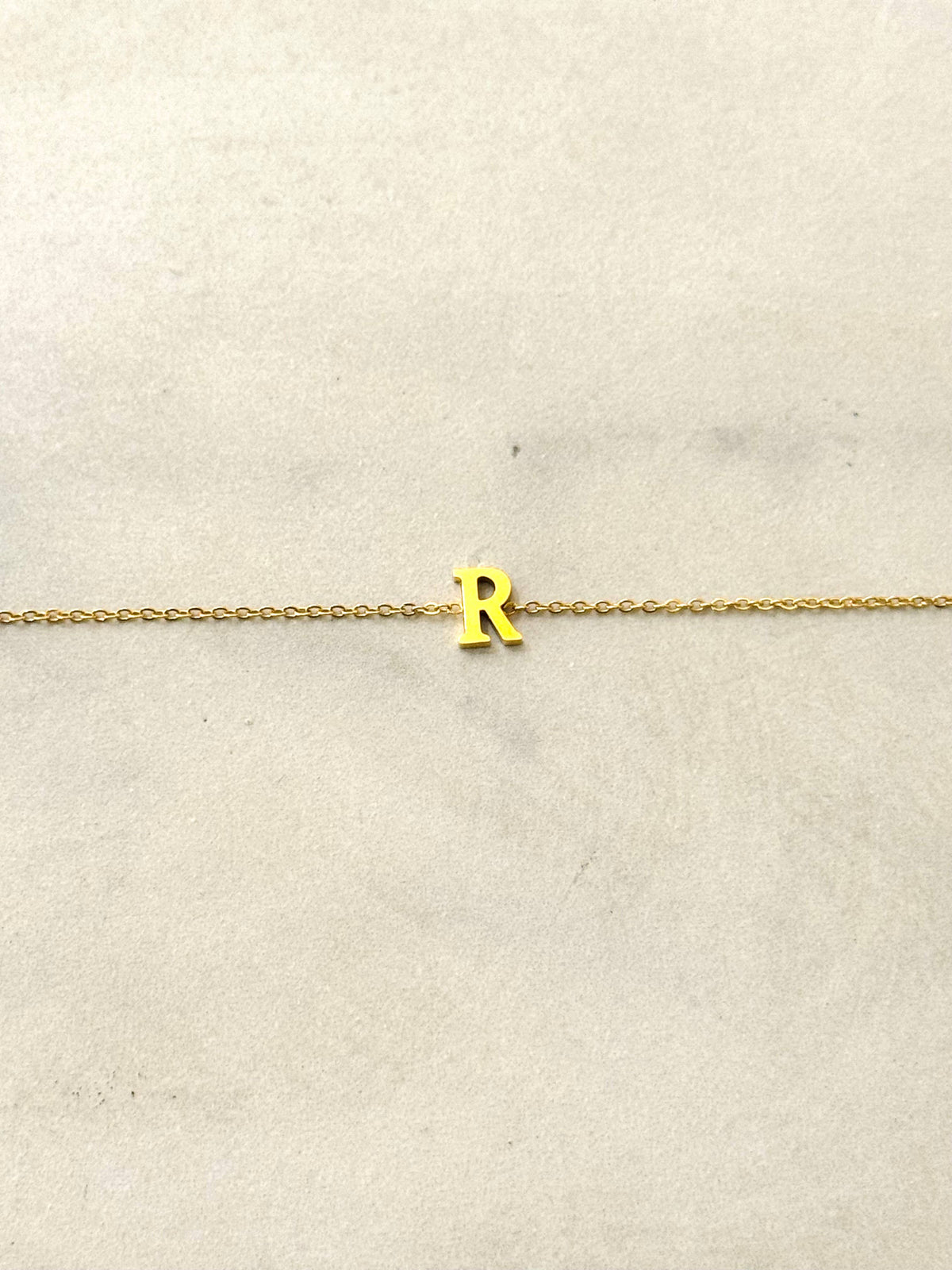 Cassette – Bracciale Minimal con Iniziale in Acciaio Inossidabile
