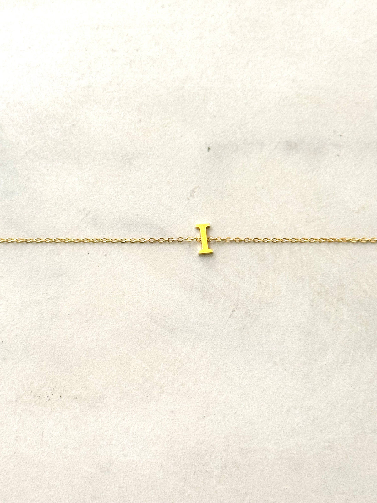 Cassette – Bracciale Minimal con Iniziale in Acciaio Inossidabile