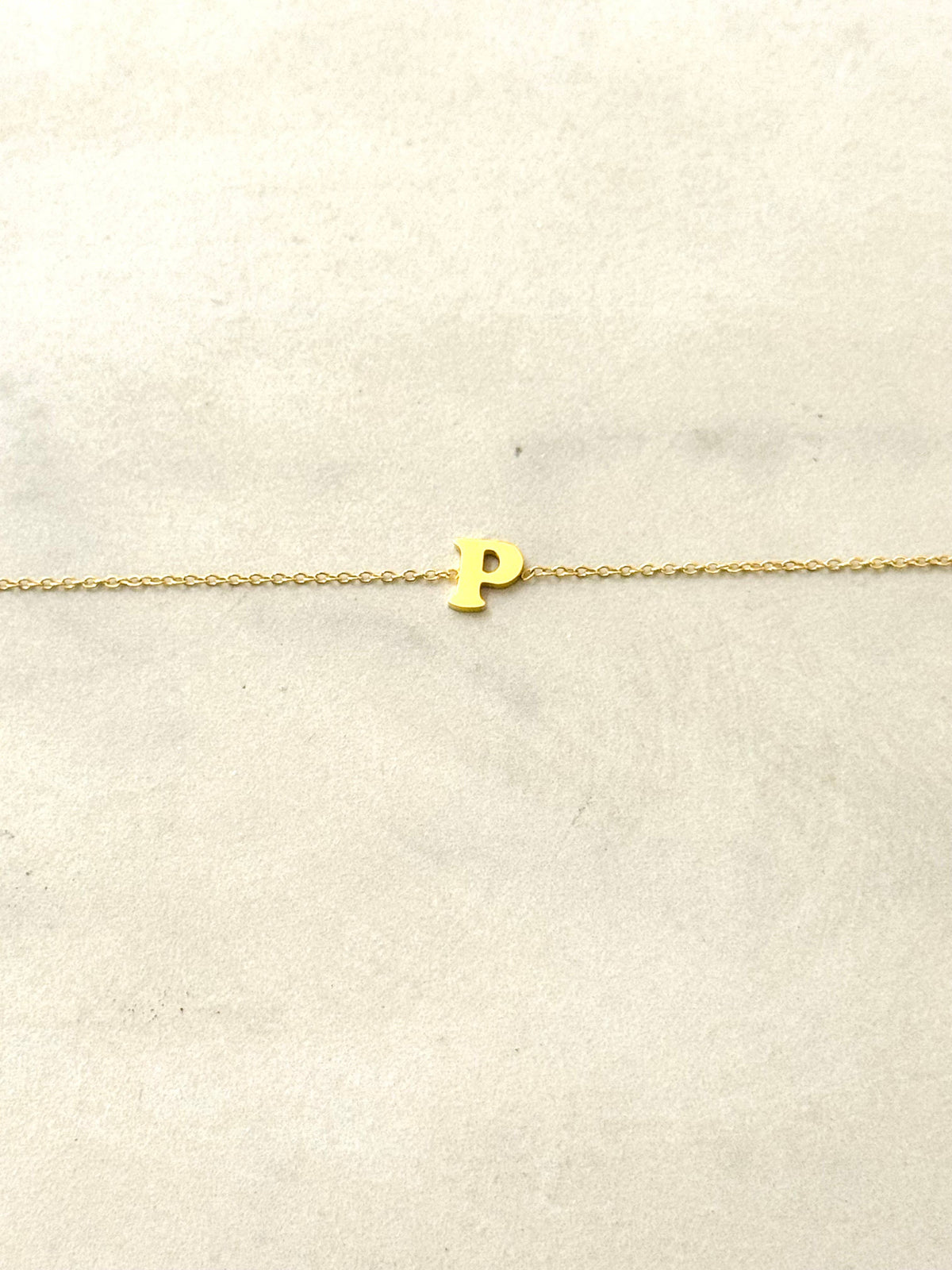 Cassette – Bracciale Minimal con Iniziale in Acciaio Inossidabile